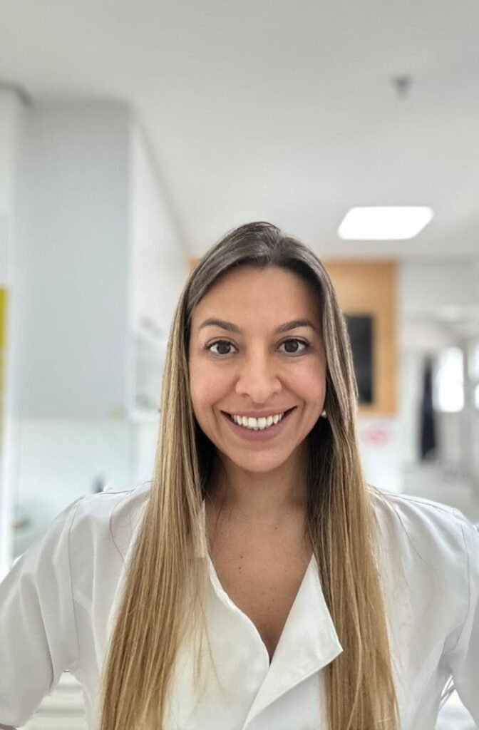 Dentista Taisa sorrindo para foto